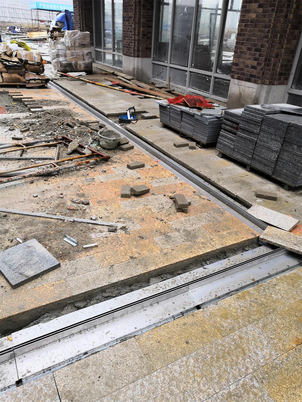 HDPE缝隙式排水沟施工案例